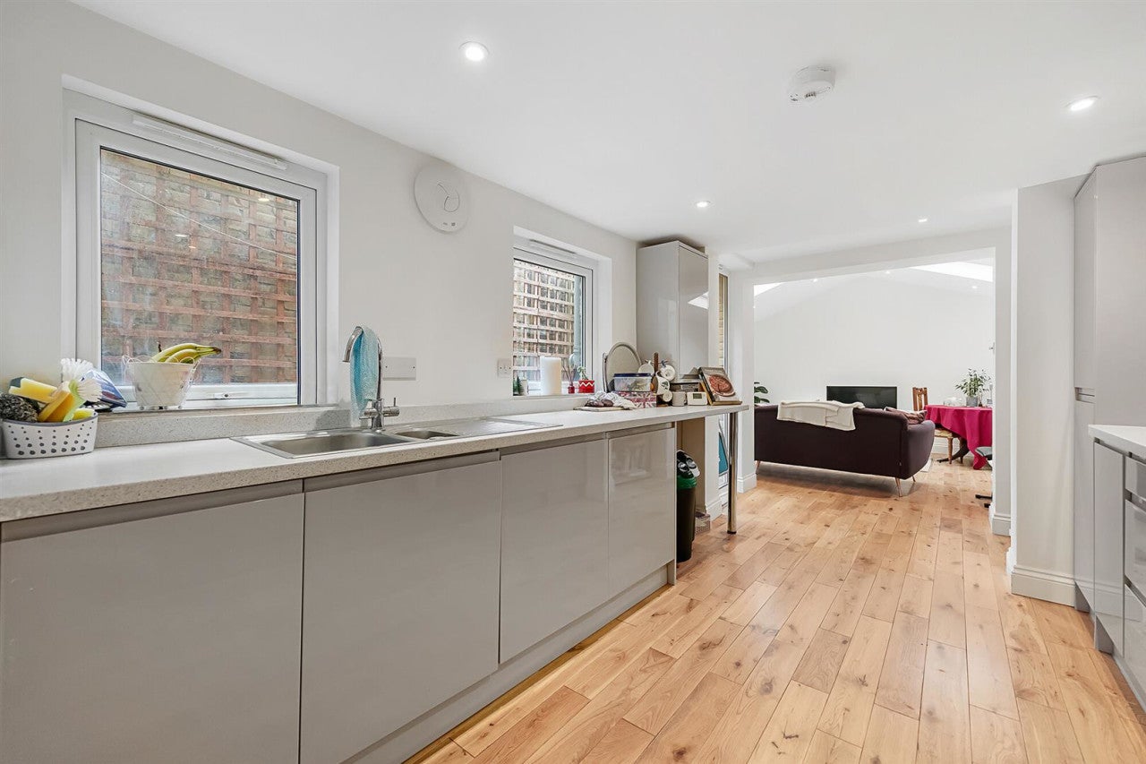 Flat Santley Street in Greater London