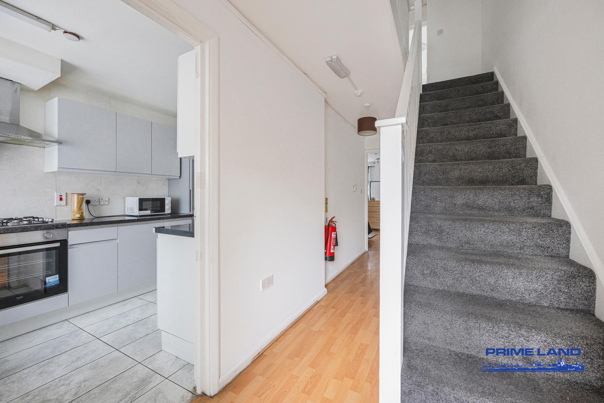 Room Galsworthy Avenue in Greater London