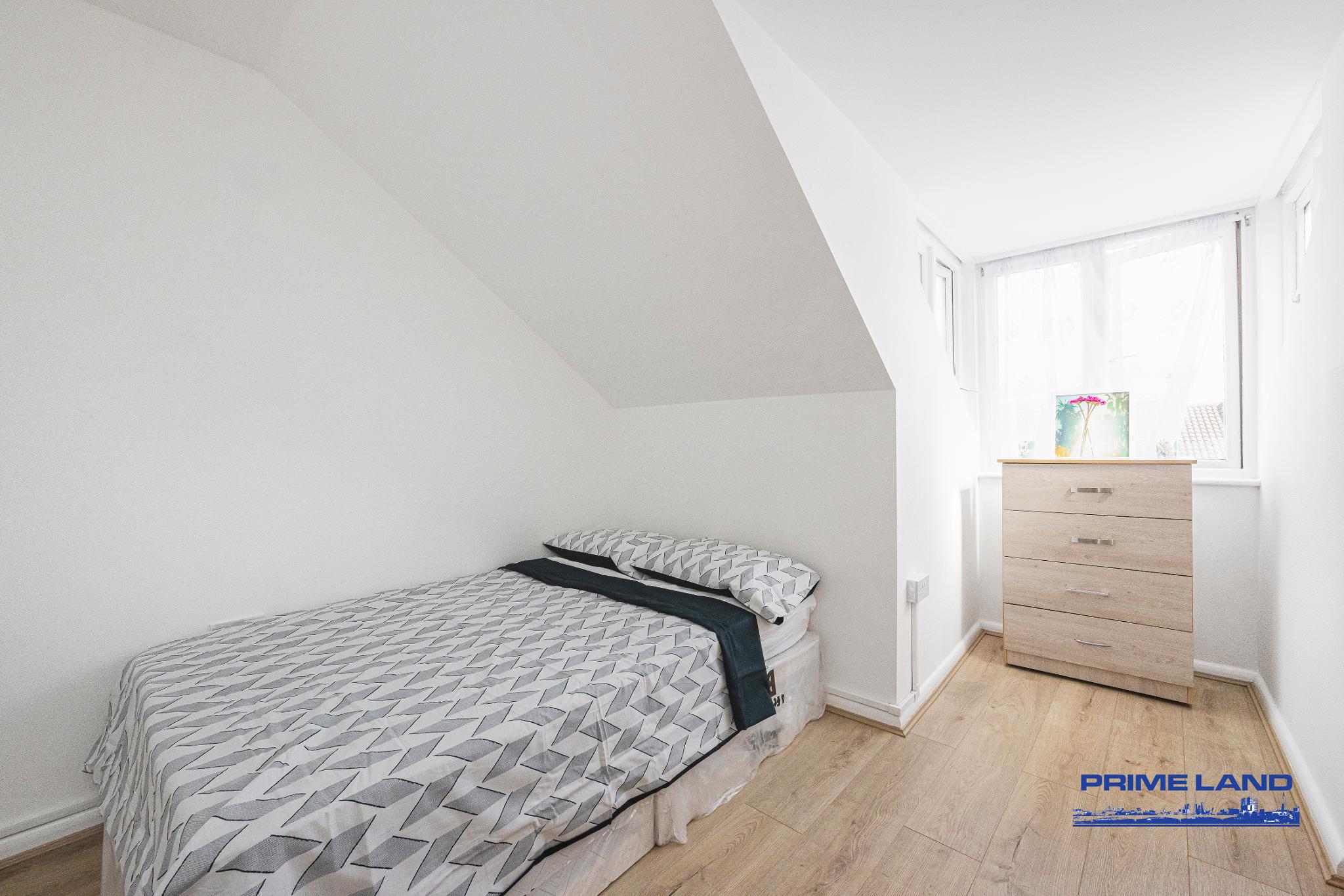 Room Galsworthy Avenue in Greater London