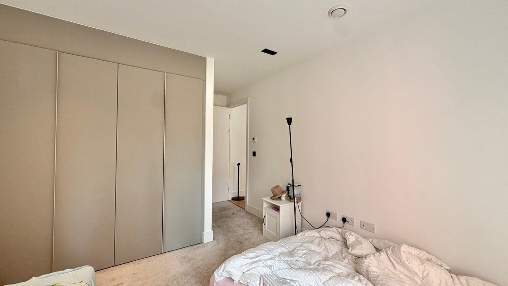 Flat Miles Street in Greater London