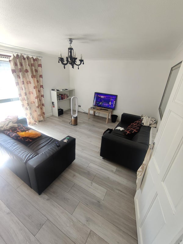 Room Moorland Road in Greater London