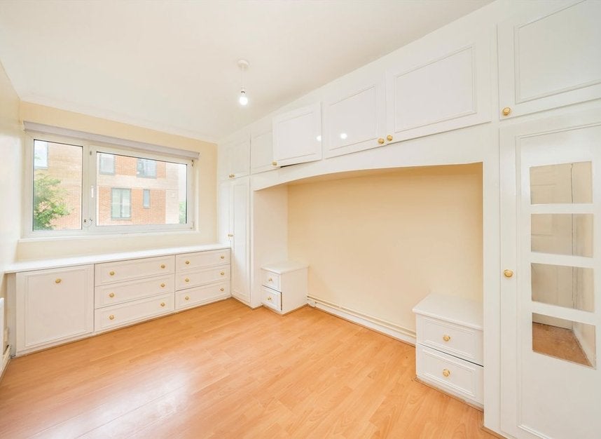 Flat Petersfield Rise in Greater London