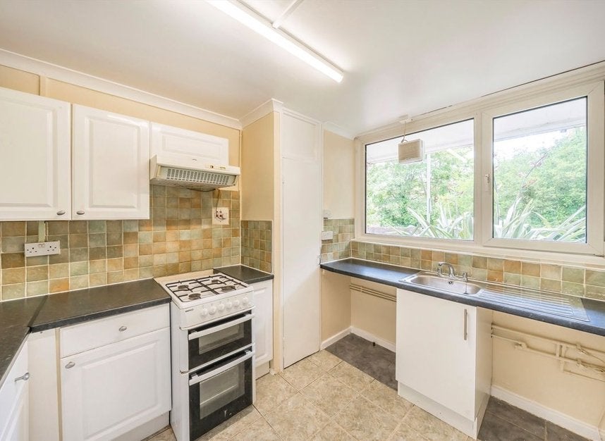 Flat Petersfield Rise in Greater London