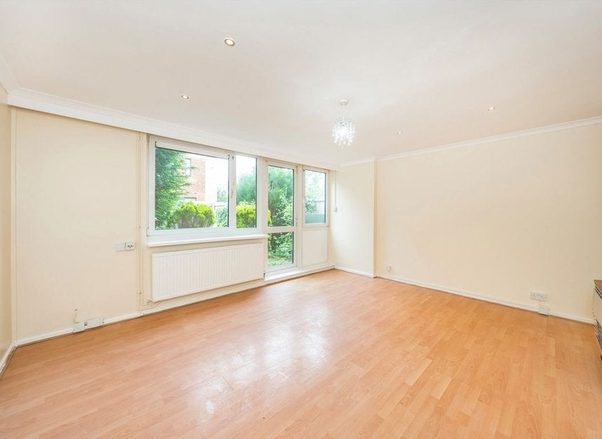 Flat Petersfield Rise in Greater London