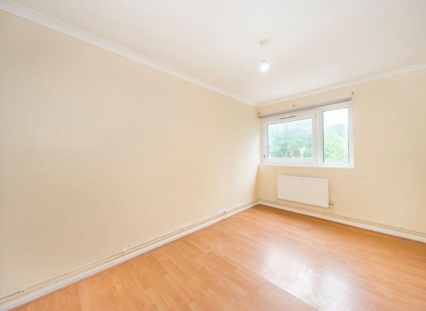 Flat Petersfield Rise in Greater London