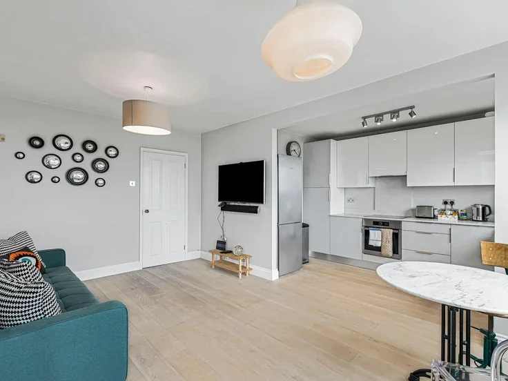 Flat Goldhawk Road in Greater London