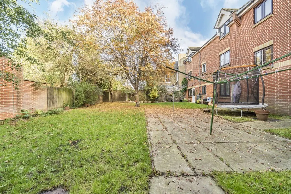 Flat Flock Mill Place in Greater London