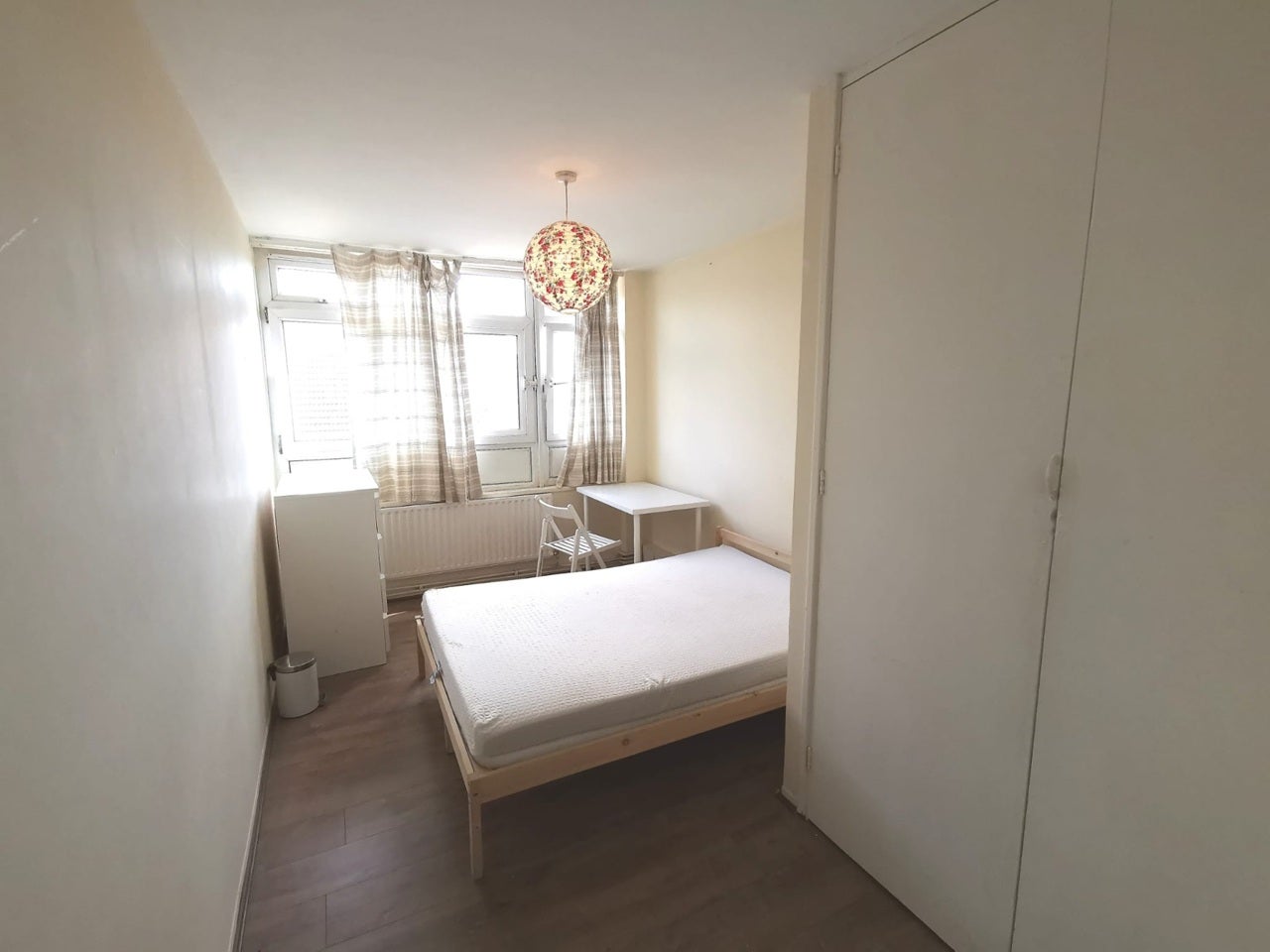 Room Manchester Road in Greater London