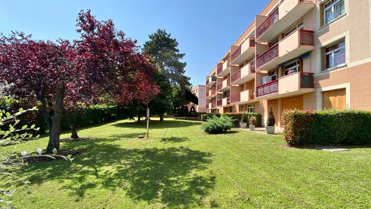 Flat Place Léon Cassé in Corbeil-Essonnes