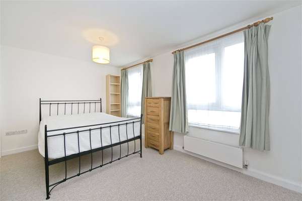 Flat Eden Grove in Greater London