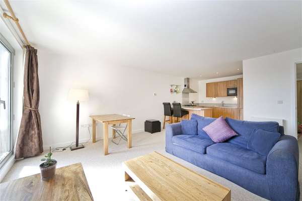 Flat Eden Grove in Greater London