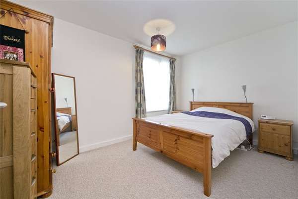 Flat Eden Grove in Greater London