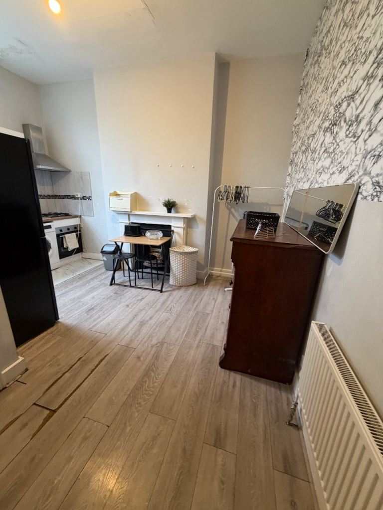Flat Churchfield Road in Greater London