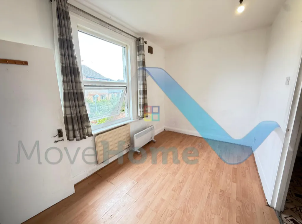 Flat Palmerston Road in Greater London