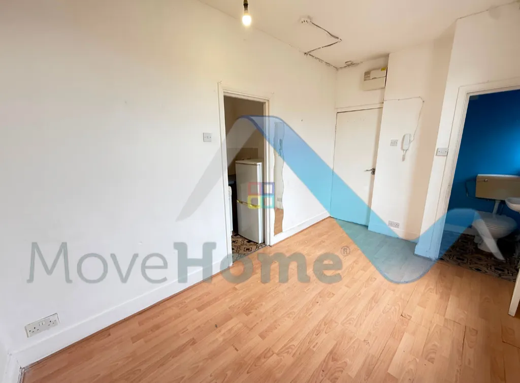 Flat Palmerston Road in Greater London