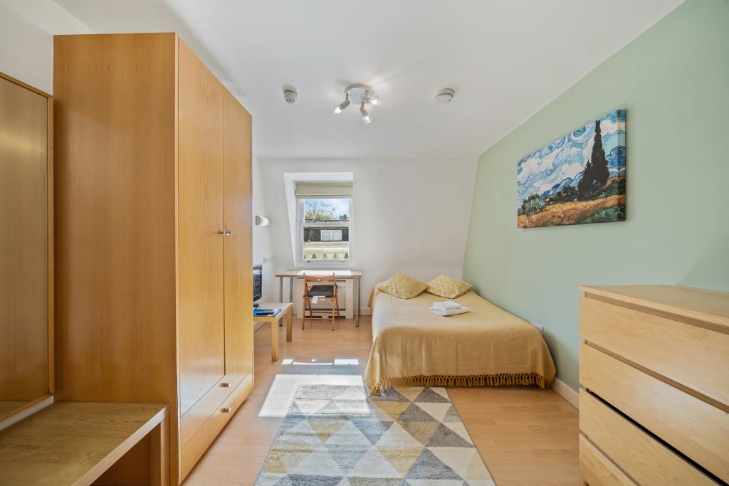 Flat Penywern Road in Greater London