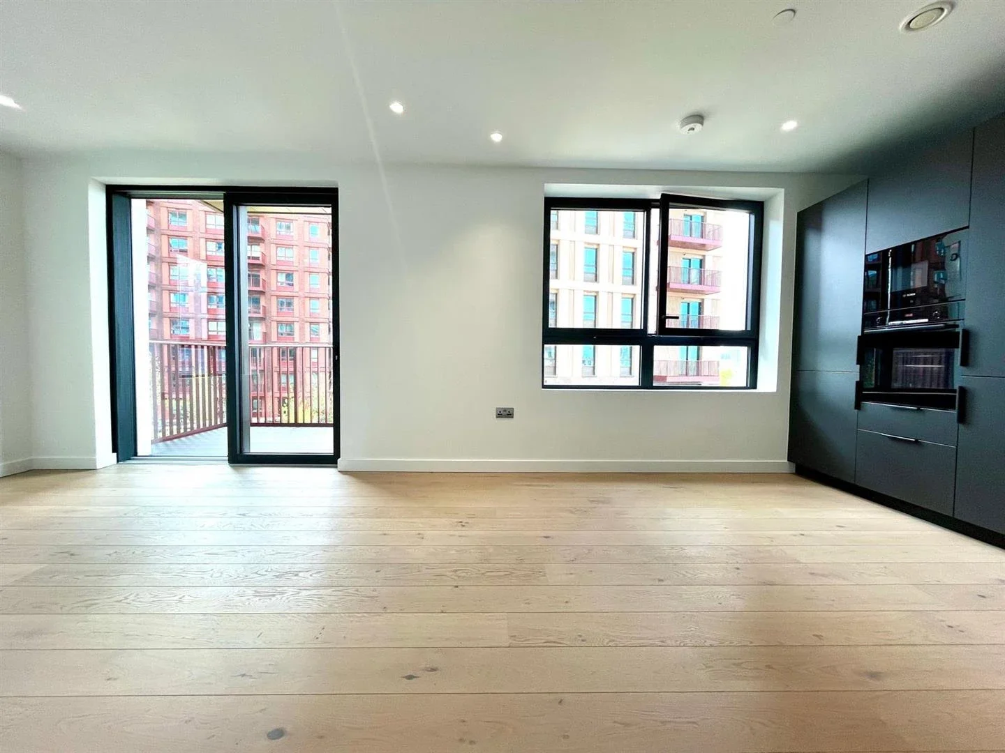 Flat Chandlers Avenue in Greater London