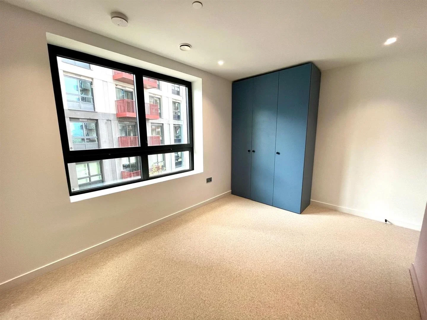 Flat Chandlers Avenue in Greater London
