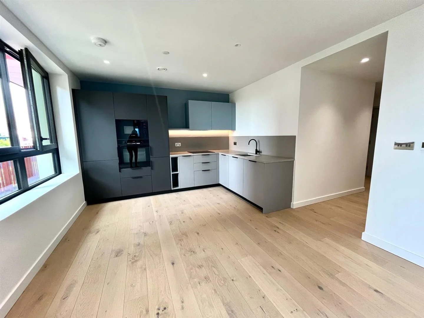 Flat Chandlers Avenue in Greater London