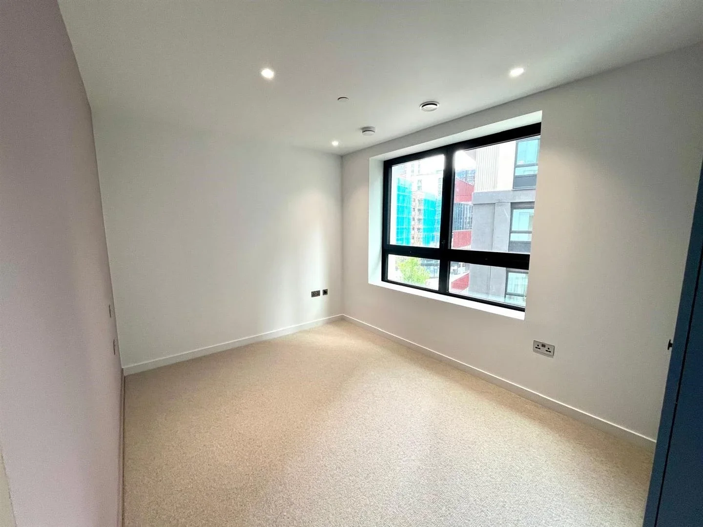 Flat Chandlers Avenue in Greater London