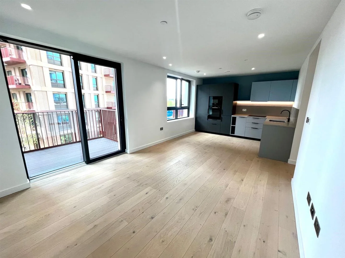 Flat Chandlers Avenue in Greater London