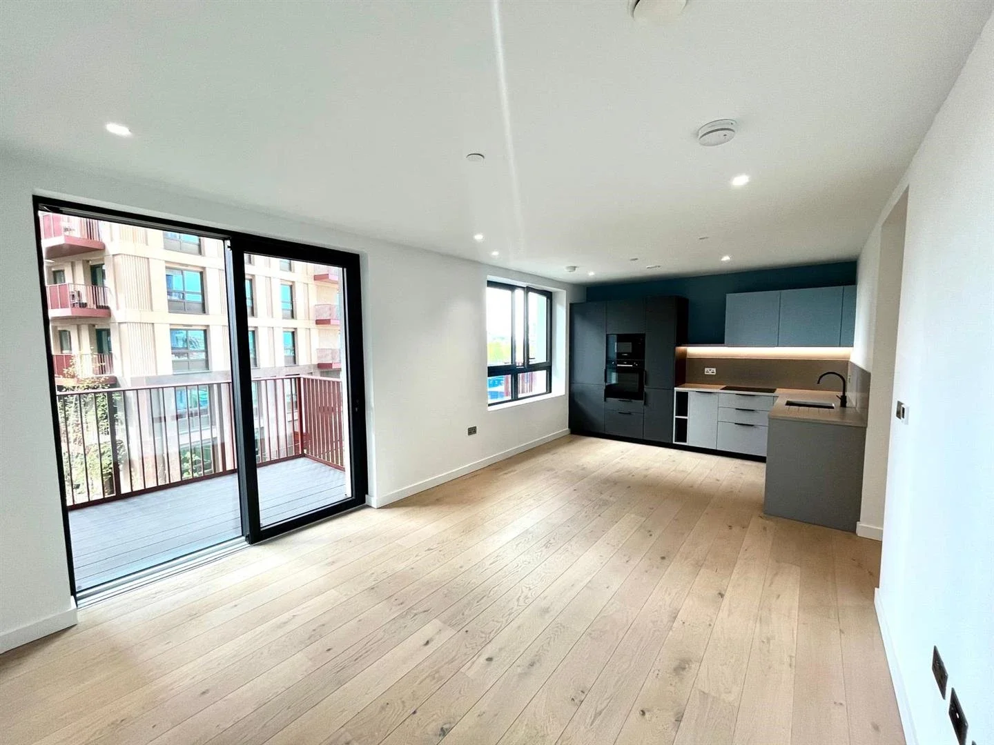 Flat Chandlers Avenue in Greater London