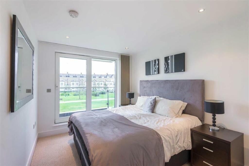 Flat Imperial Crescent in Greater London