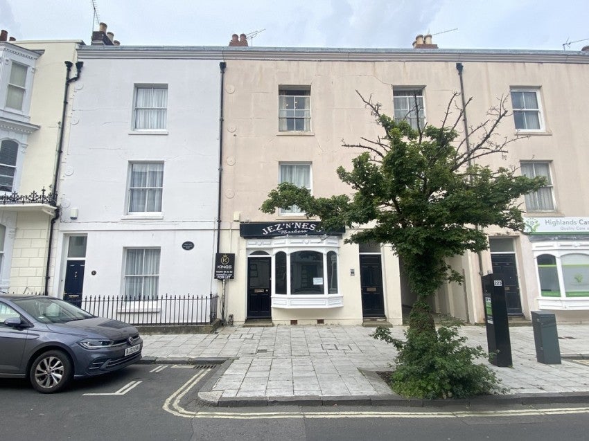 Flat Queen's Terrace in Southampton