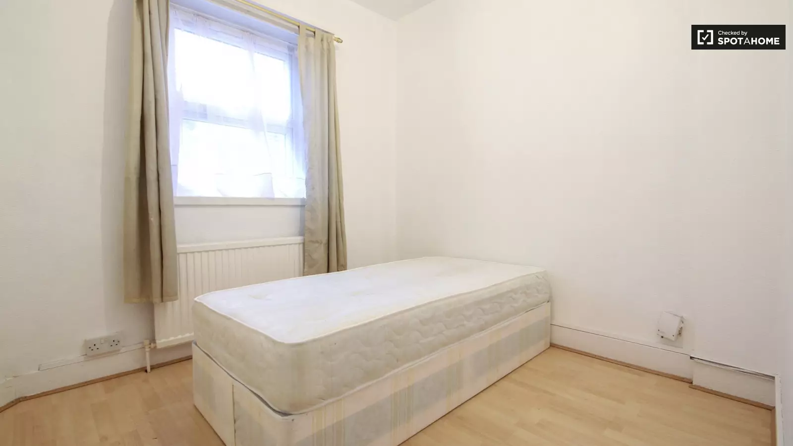Room Drayton Road in Greater London