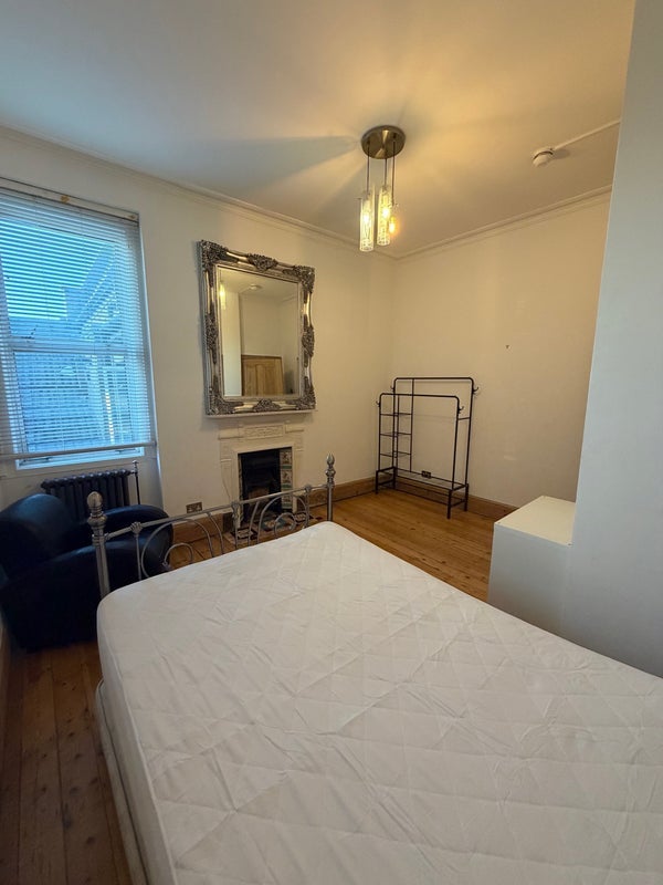 Flat Salusbury Road in Greater London