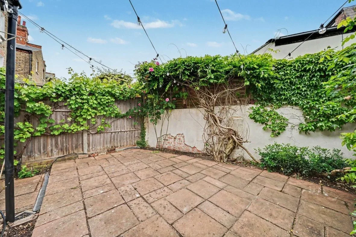 Flat Pandora Road in Greater London