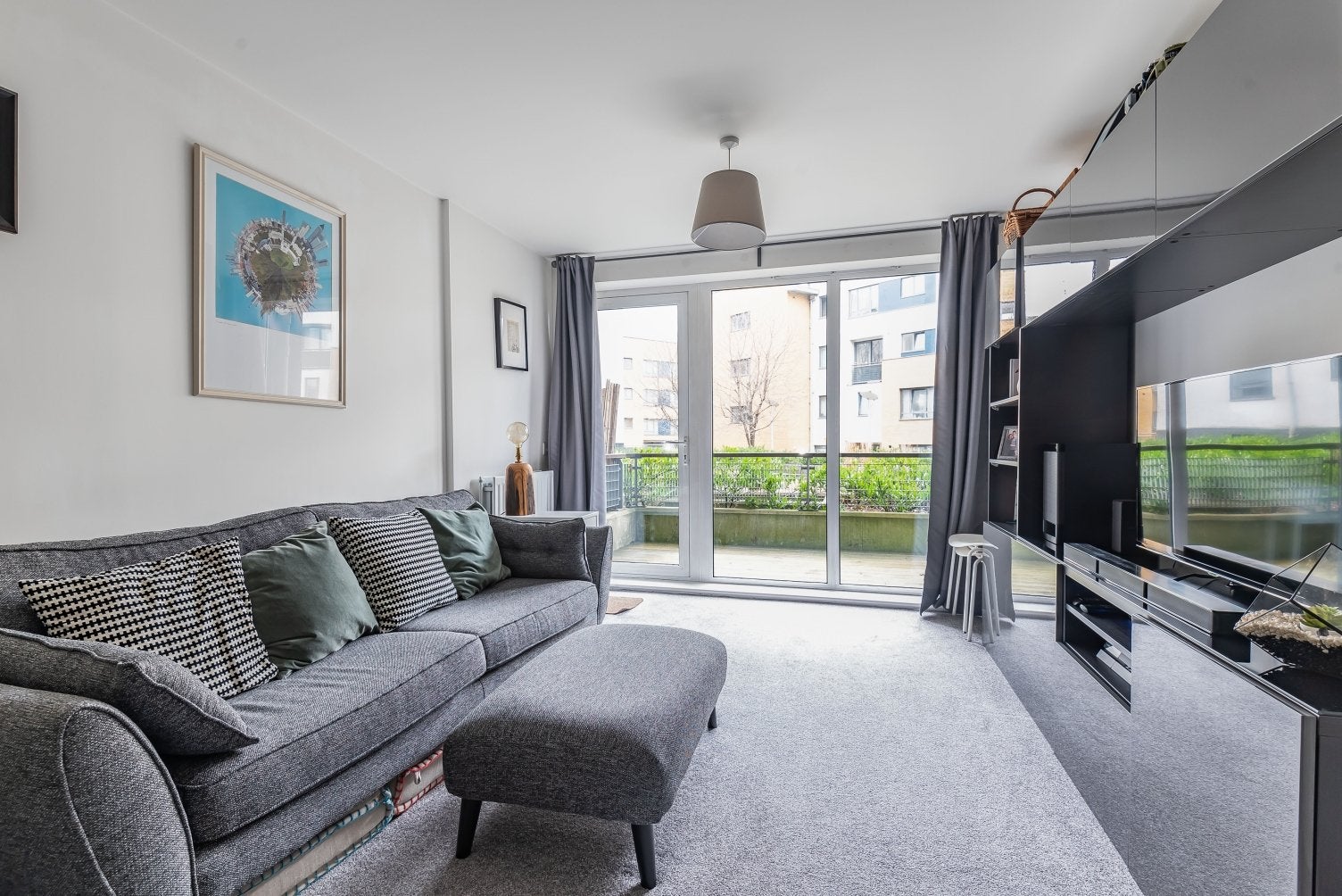 Flat Straightsmouth in Greater London