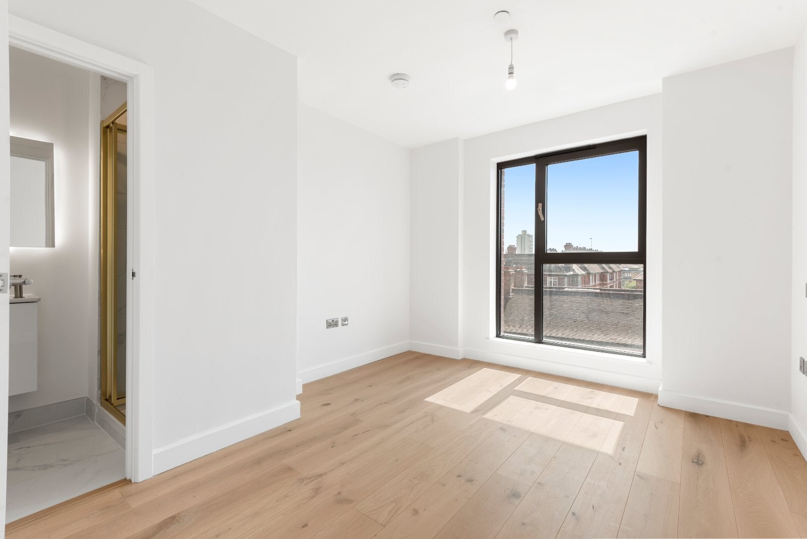 Flat Wilcox Road in Greater London