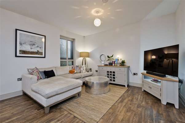 Flat Denzil Road in Guildford