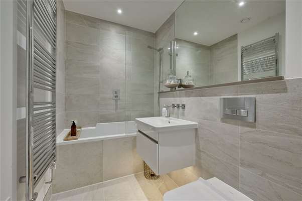Flat Denzil Road in Guildford
