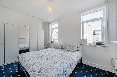 Flat Tooting High Street in Greater London