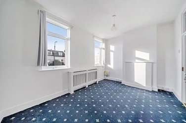 Flat Tooting High Street in Greater London