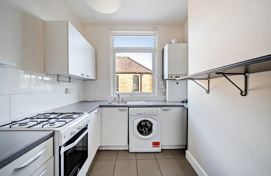 Flat Tooting High Street in Greater London