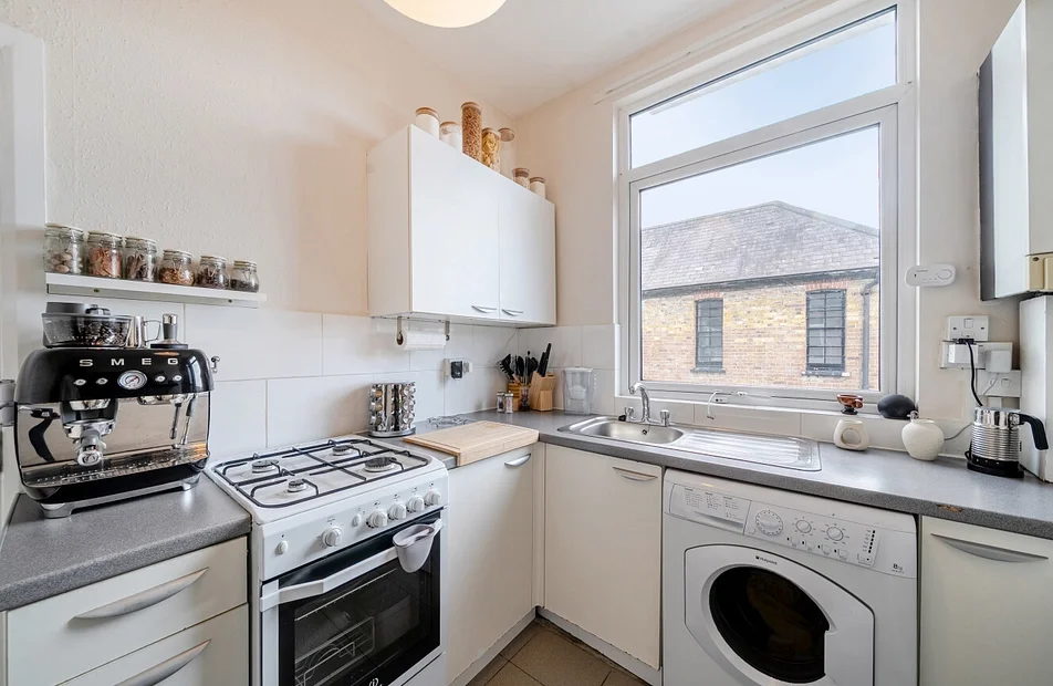 Flat Tooting High Street in Greater London