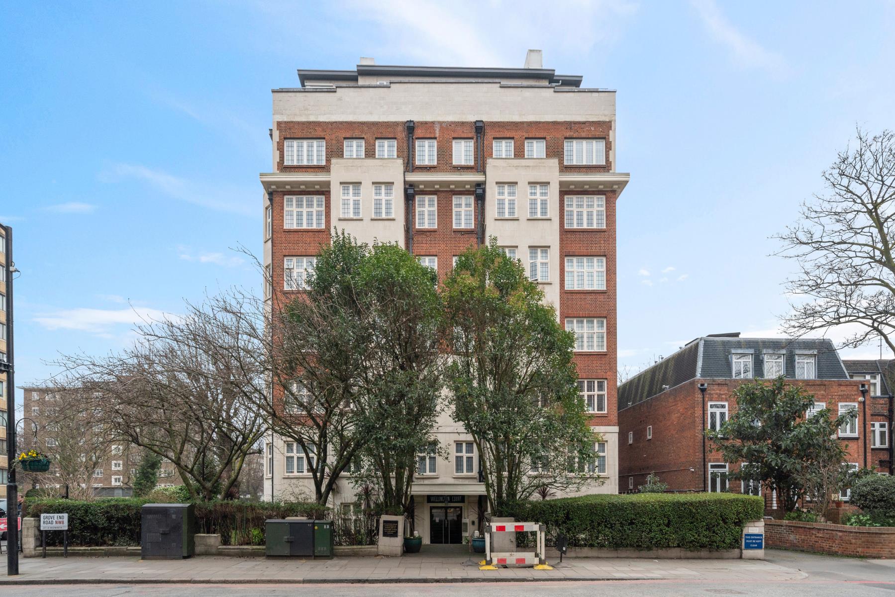 Flat Grove End Road in City of Westminster