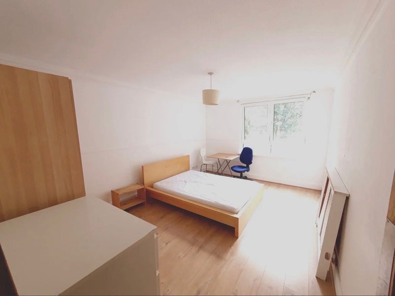 Room Westacott Close in Greater London