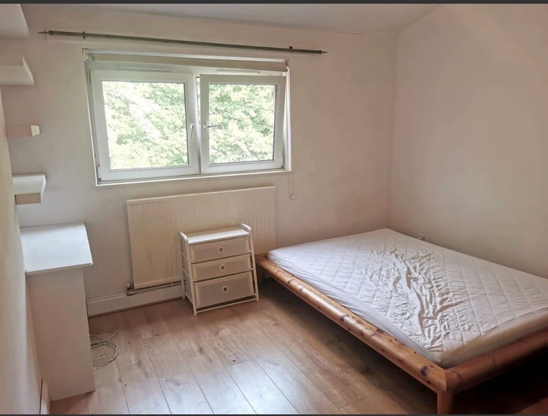 Room Westacott Close in Greater London