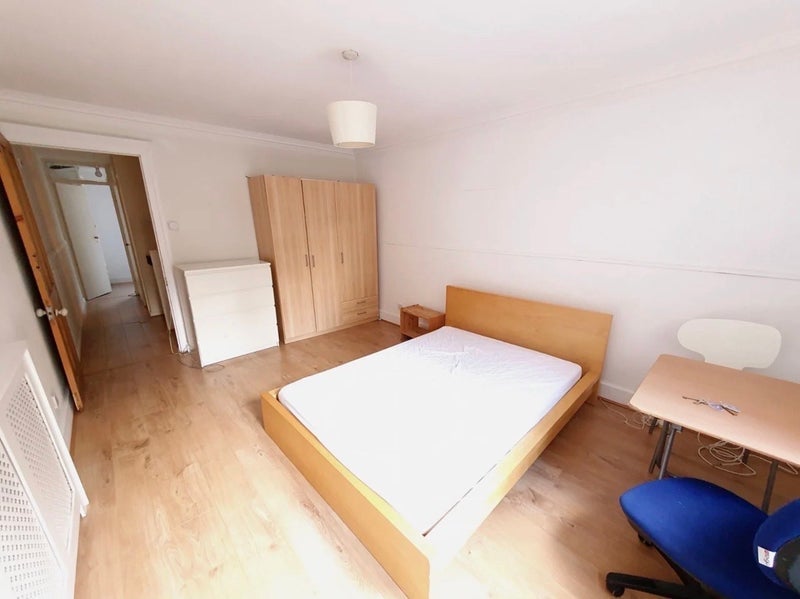 Room Westacott Close in Greater London