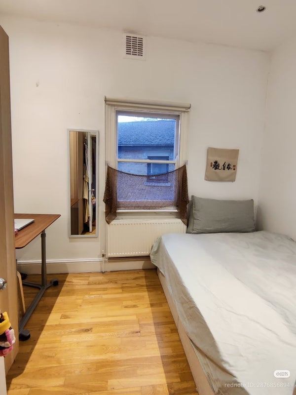 Room Hillmarton Road in Greater London