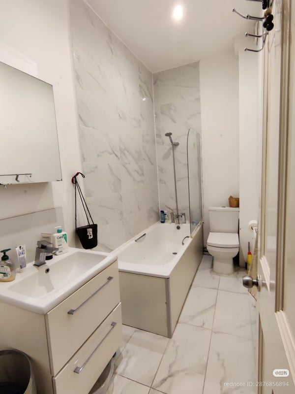 Room Hillmarton Road in Greater London