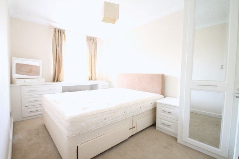 Flat Surrey Water Road in Greater London