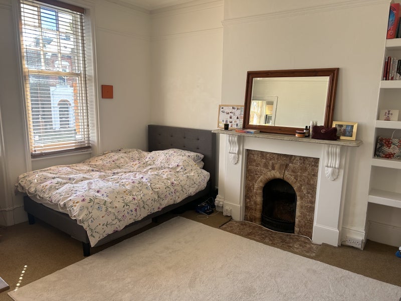 Flat Cecile Park in Greater London