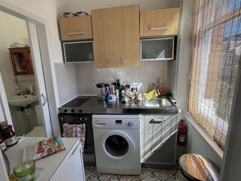 Flat Cecile Park in Greater London