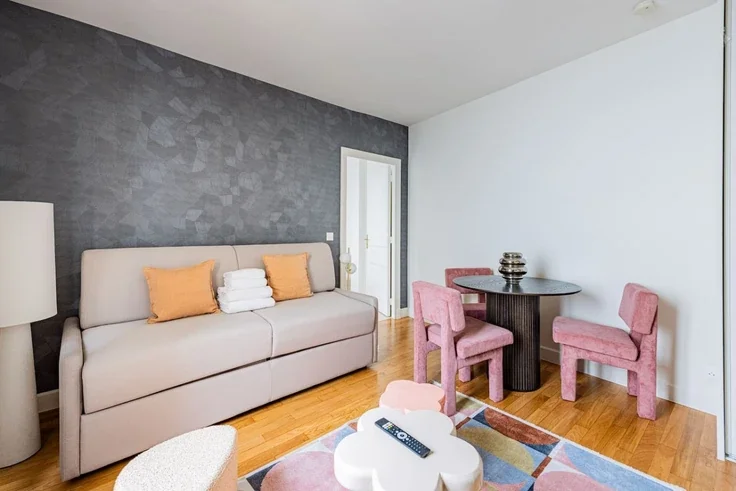 Flat Rue de Bassano in Paris