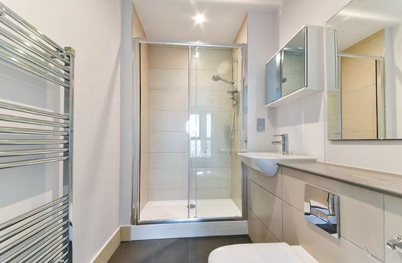 Room High Road in Greater London